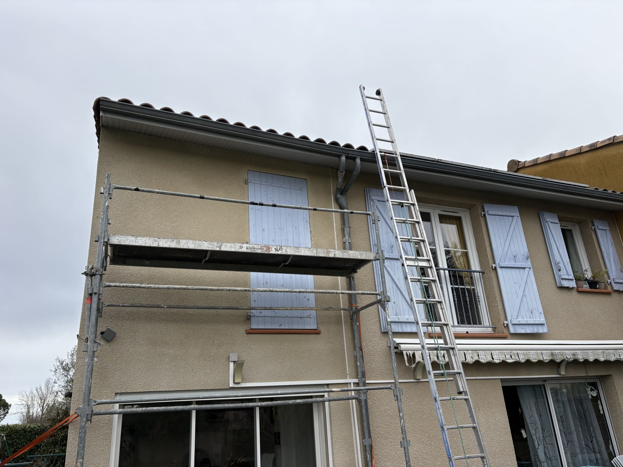 Rénovation de faîtage à Colomiers avec échafaudage et échelle coulissante sur maison individuelle