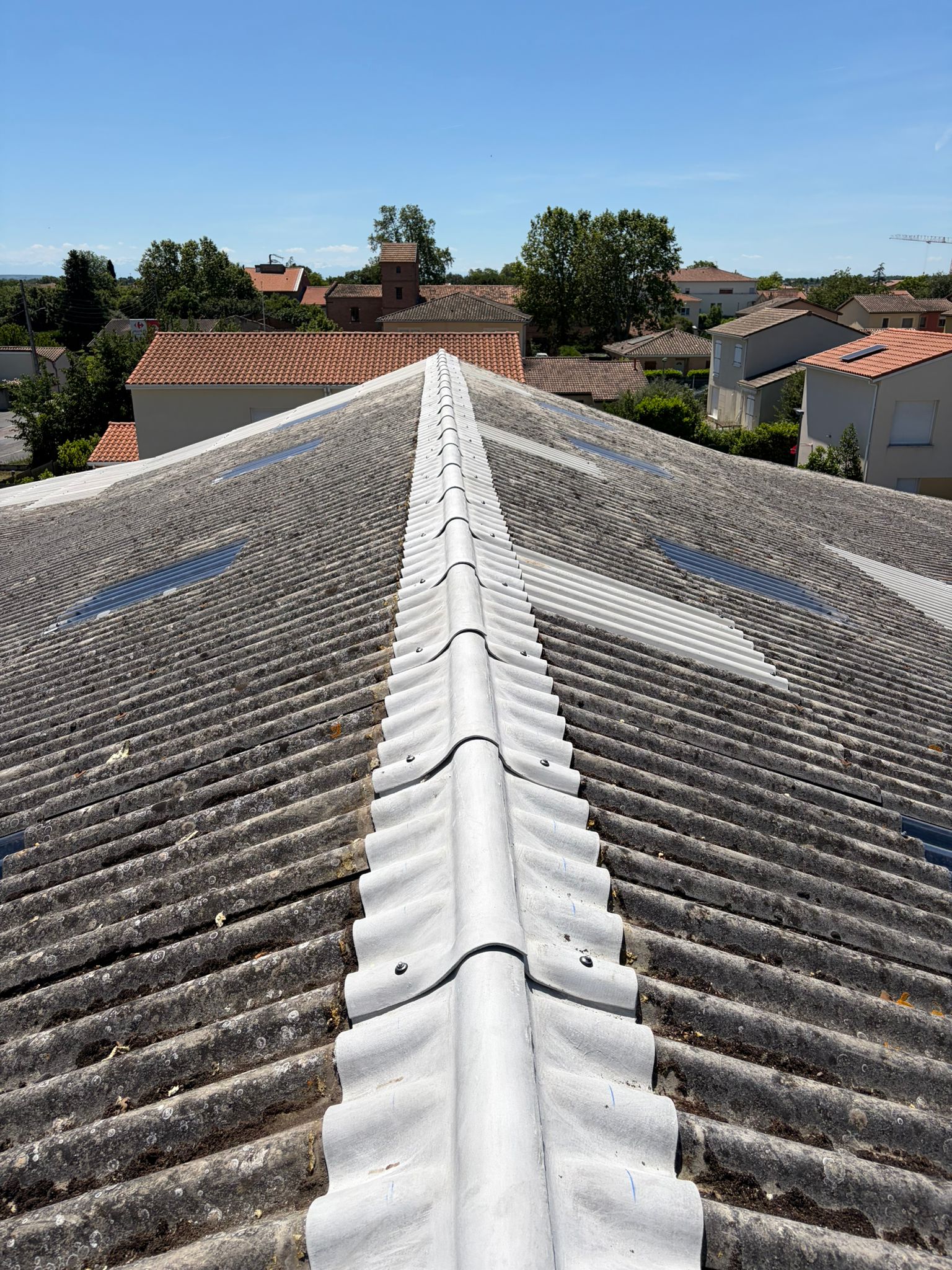 Rénovation du faîtage sur toiture en plaques de fibrociment