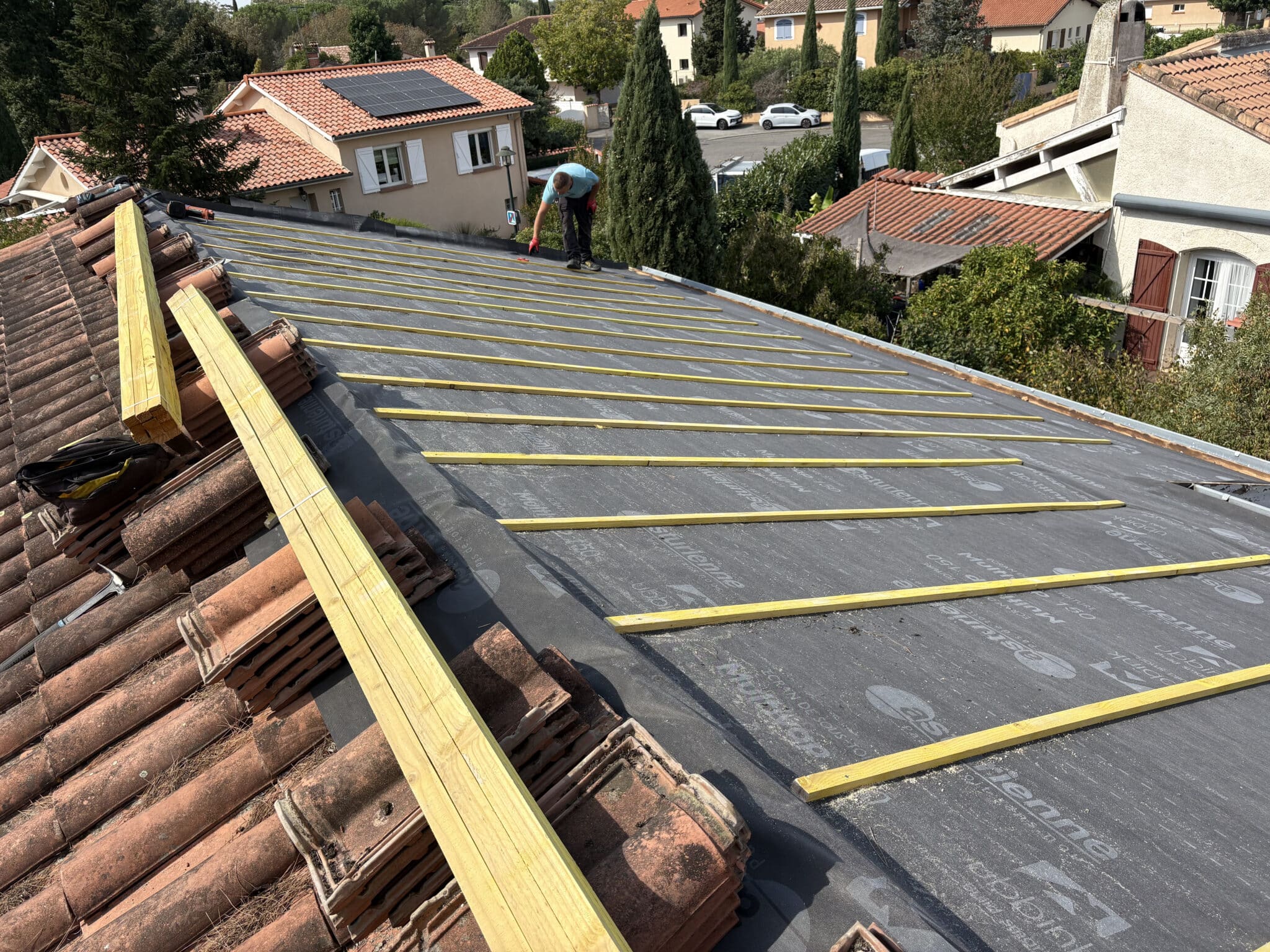 « Mise en place de l’écran sous-toiture et des contre-liteaux lors d’une rénovation de couverture à Portet-sur-Garonne (31). »