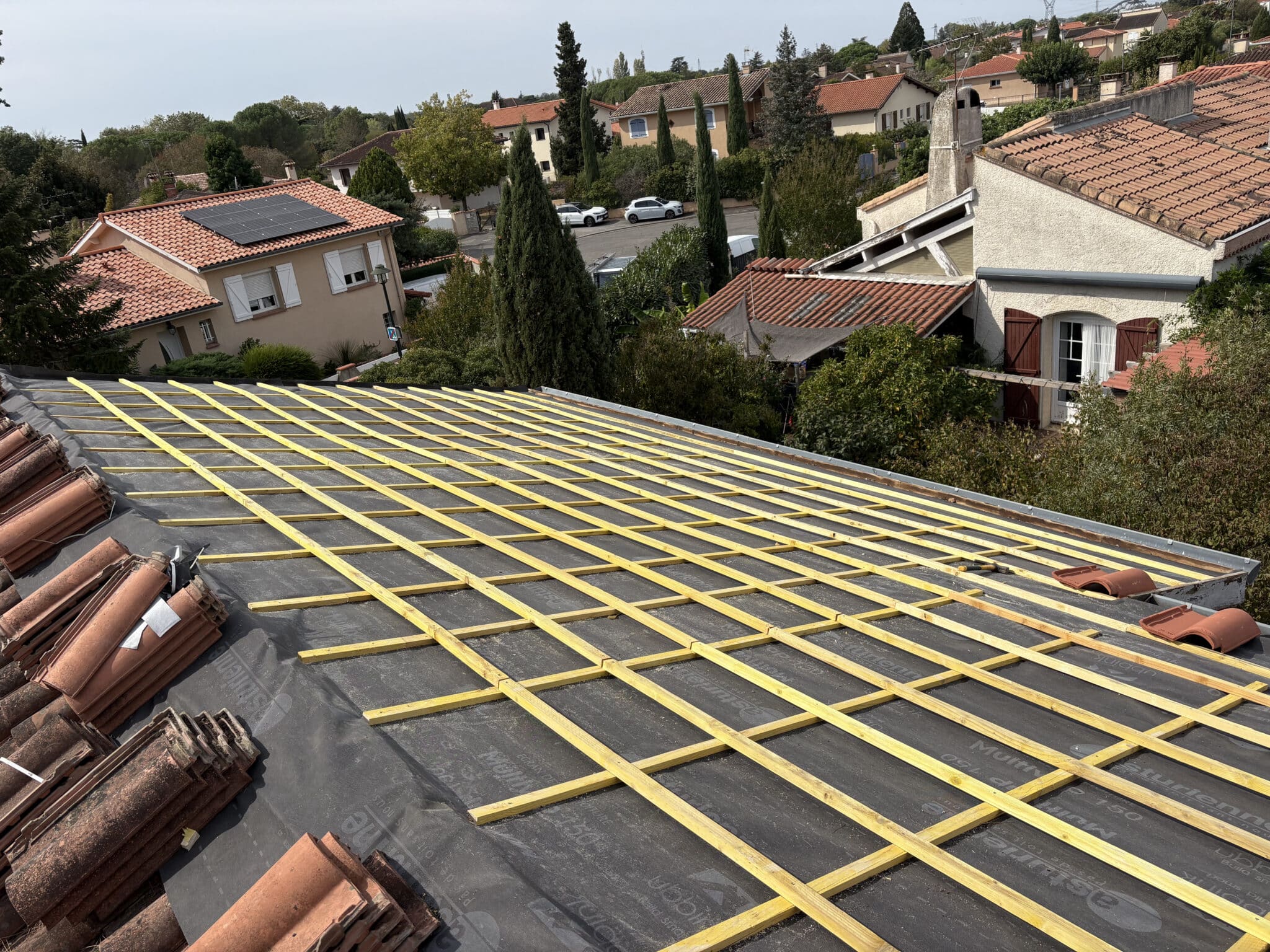 Écran sous-toiture et pose des liteaux lors d’une rénovation de toiture à Portet-sur-Garonne (31).