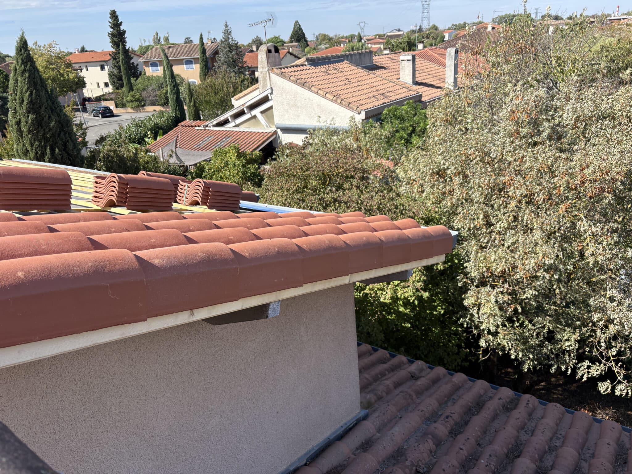 Couverture en tuiles terre cuite lors d’une rénovation de toiture à Portet-sur-Garonne (31).