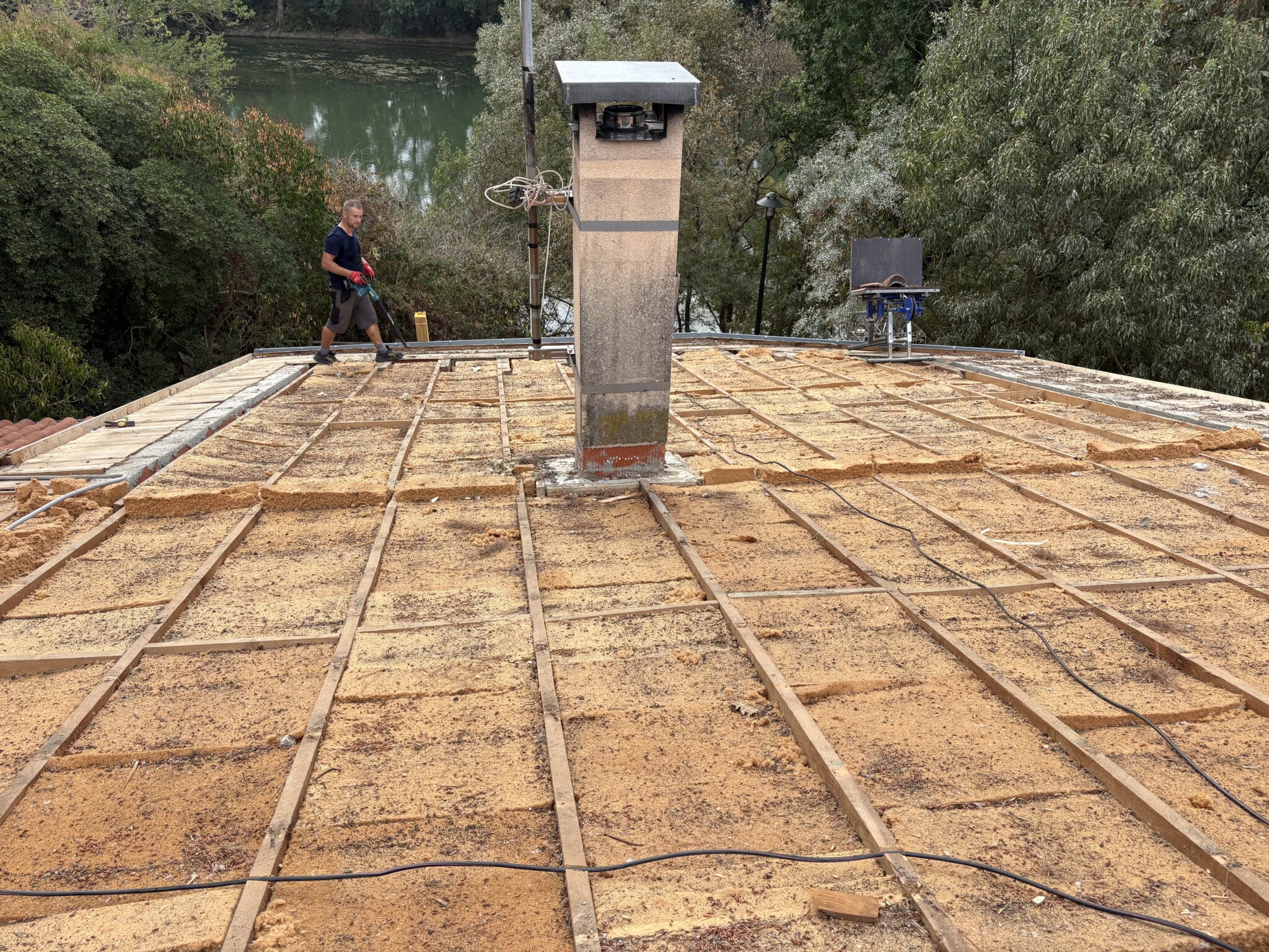 Toiture mise à nu pendant une rénovation de couverture à Portet-sur-Garonne (31).